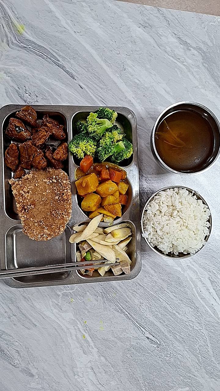 百萬餐桌減碳任務。全套的環保餐具。2025.08.13環保餐具紀錄