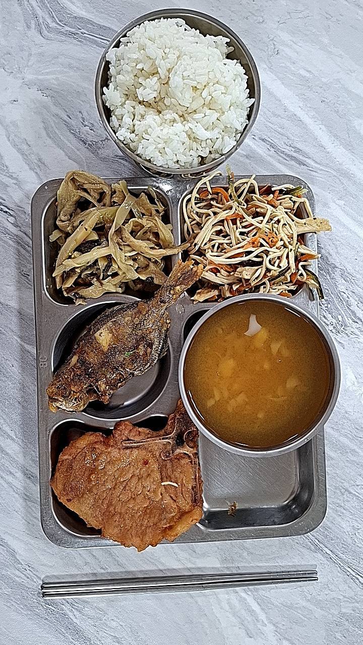 2025.08.29百萬餐桌減碳任務。我們盡量使用環保餐具。現在直接爭著吃，咬著不放。