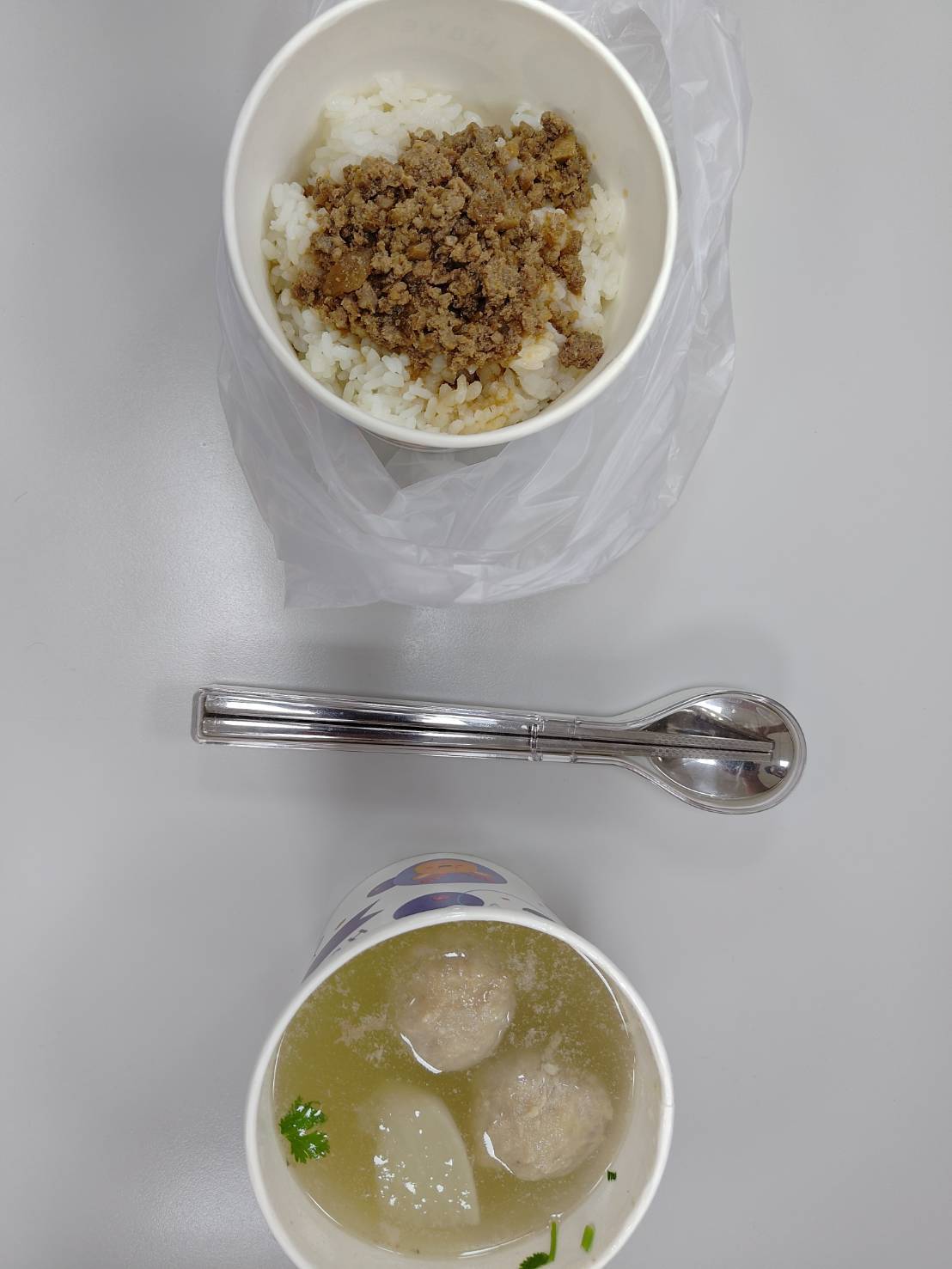 2025.08.23  使用環保餐具。百萬餐桌簡碳任務。一碗肉燥飯。一碗魚丸湯。