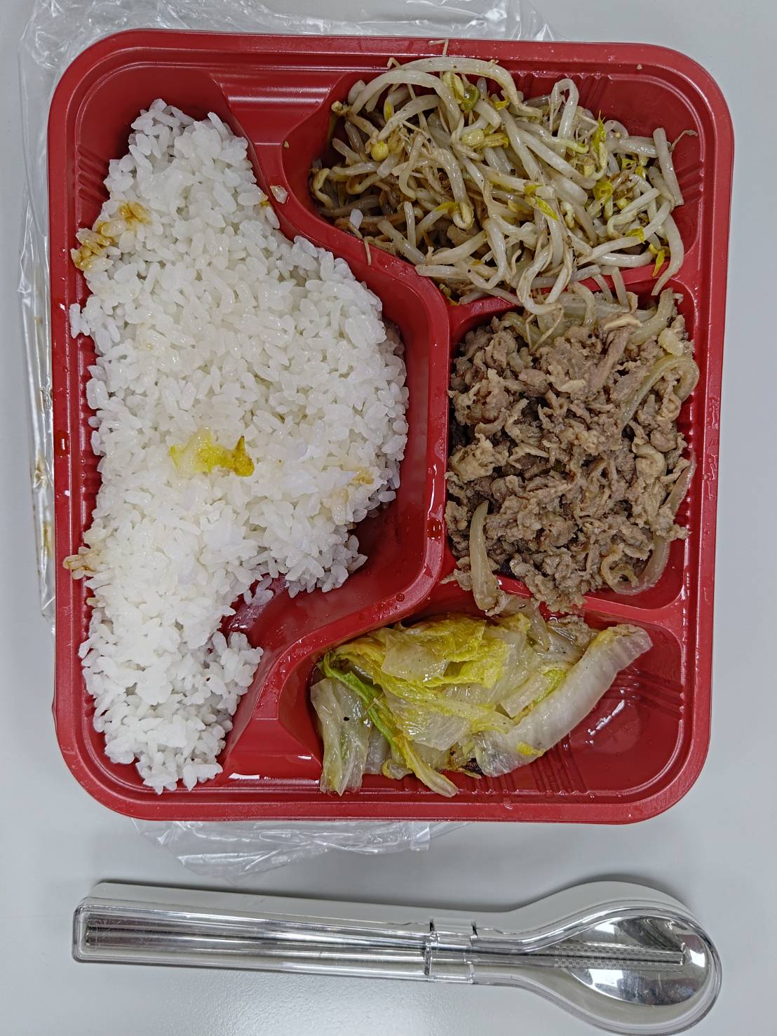 20250821使用環保餐具，百萬餐桌減碳任務。黃色柴柴有些傻眼喔～明明是我的便當，小白怎麼吃成這樣子？