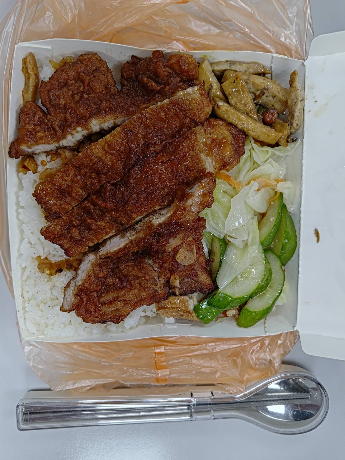 20250818百萬餐桌減碳任務，使用環保餐具，共享排骨便當。