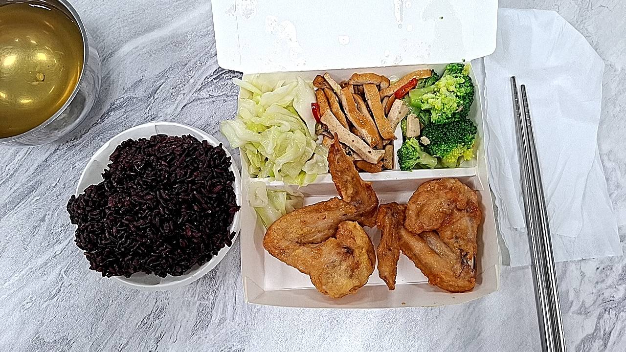 2025.08.11週一使用環保餐具。百萬餐桌減碳任務。我就自己吃，不給貓咪吃