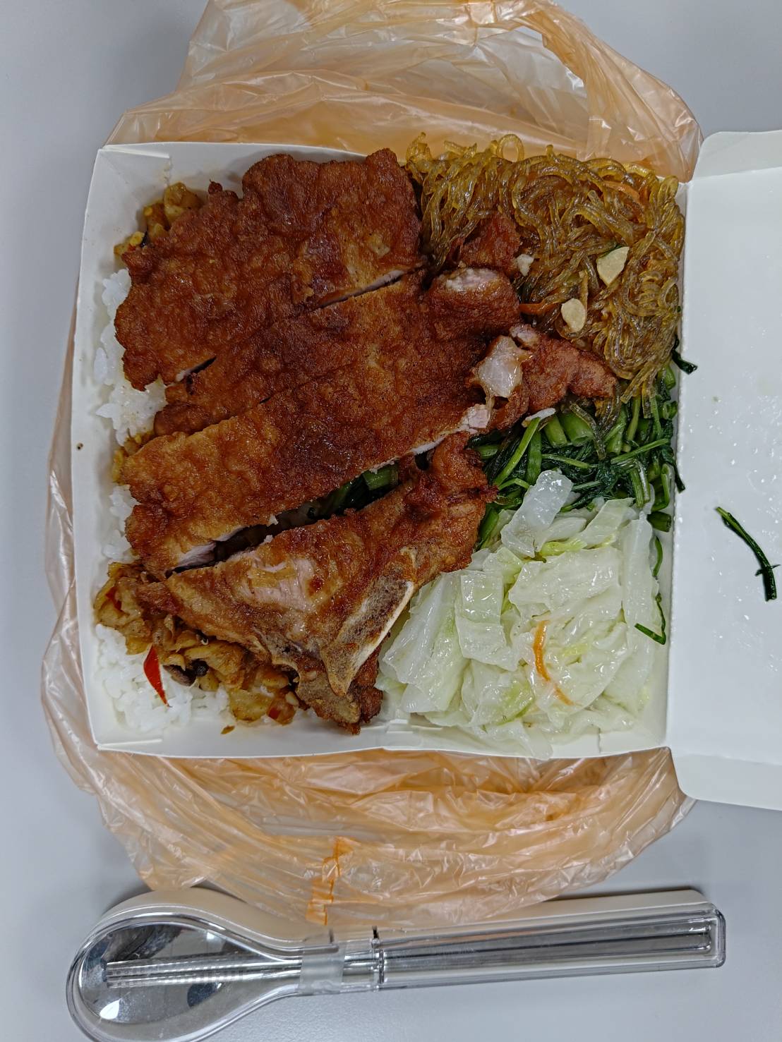 即使外食，也要常常使用環保餐盒餐具。支持永續ESG。